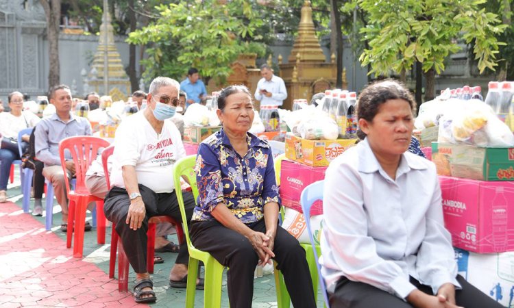 ពលរដ្ឋ៦០គ្រួសាររស់នៅមូលដ្ឋានខណ្ឌ៧មករា ទទួលបានអំណោយមនុស្សធម៌ពីអនុសាខាកាកបាទក្រហម