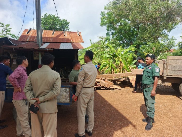 សមត្ថកិច្ចចុះបង្ក្រាបគំនរឈើ និងរថយន្តសាំងយ៉ុងដឹកឈើ ១ គ្រឿង ក្រោយក្រឡាប់ក្បែរផ្ទះពលរដ្ឋ