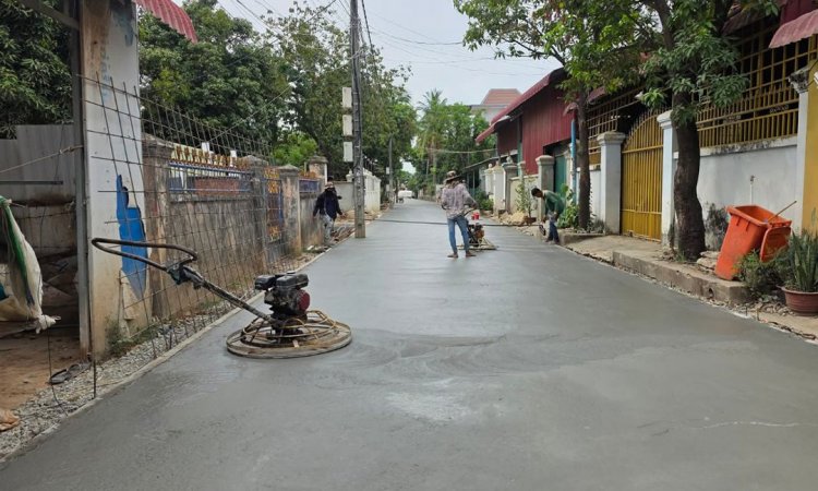 ពលរដ្ឋក្នុងភូមិព្រែកជាងព្រុំ សង្កាត់វាលស្បូវ ទទួលបានផ្លូវបេតុង១ ខ្សែ