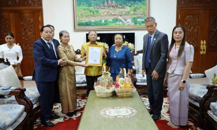 សម្តេច ម៉ែន សំអន គោរពជូនពរ សម្តេចអគ្គមហាពញាចក្រី ហេង សំរិន មានជន្មាយុយឺនយូរ