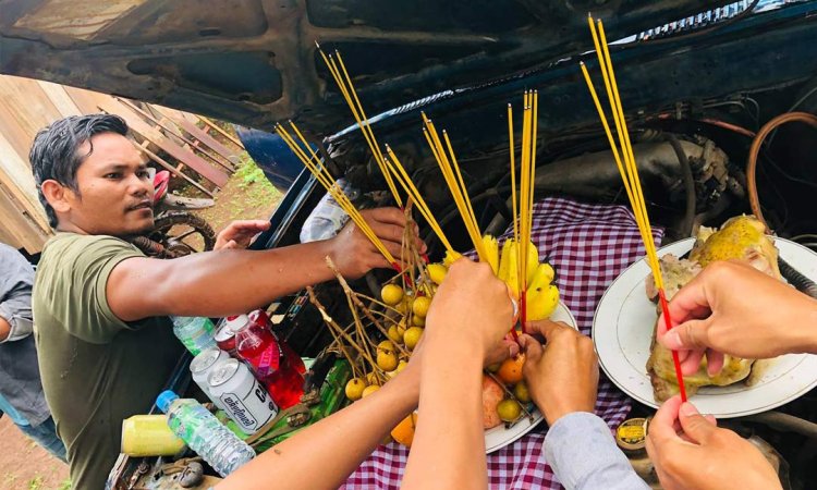 រាល់ពេលទិញសម្ភារថ្មីចូលផ្ទះ ជនជាតិដើមភាគតិចនៅមណ្ឌលគិរី តែងធ្វើពិធីសែនព្រេនសុំក្តីសុខ