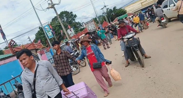 ពលករខ្មែរសម្រុកចេញយ៉ាងគំហុកតាមច្រកអន្តរជាតិដូង
